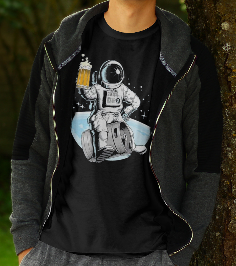 Beer Drinking Astronaut Holding A Mug Of Beer In Space With Stars And Earth Background T-Shirt