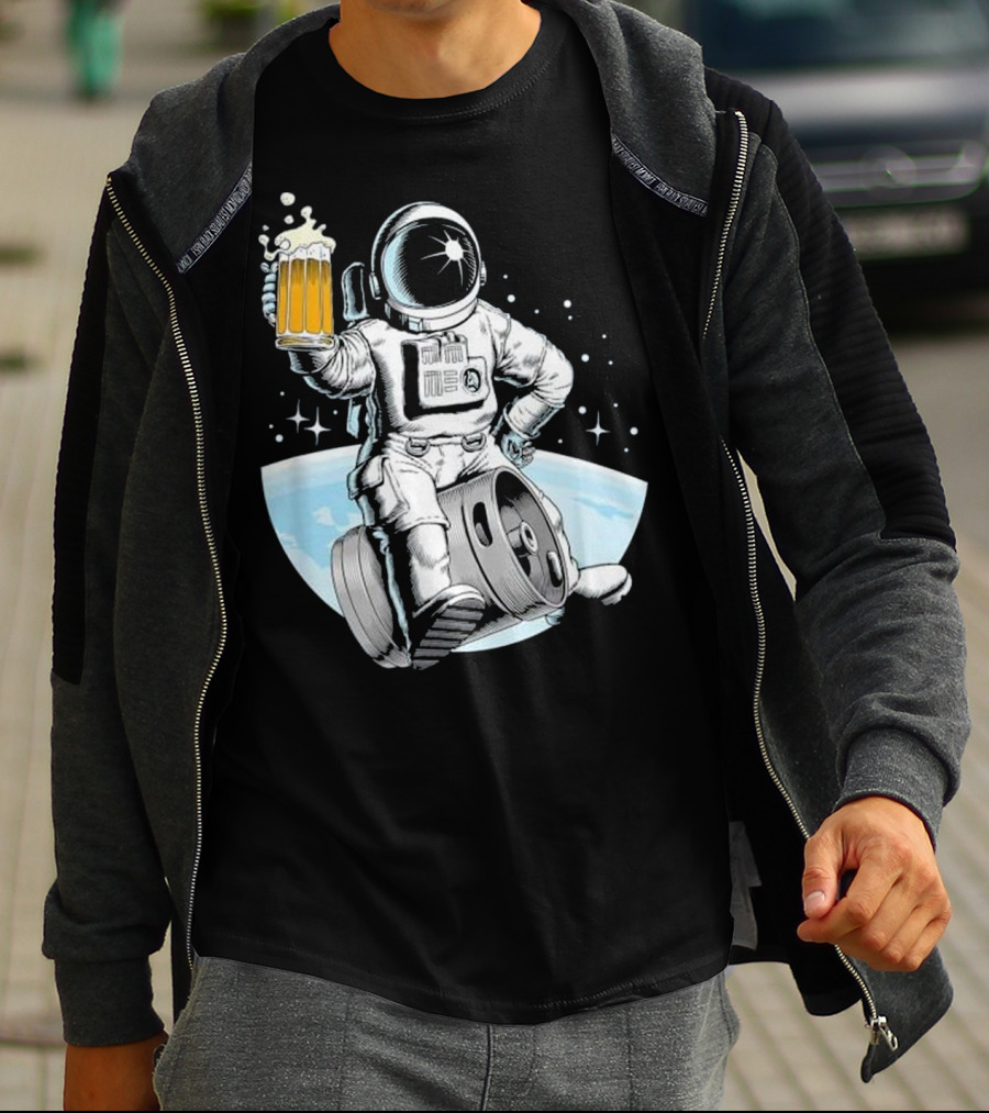 Beer Drinking Astronaut Holding A Mug Of Beer In Space With Stars And Earth Background T-Shirt