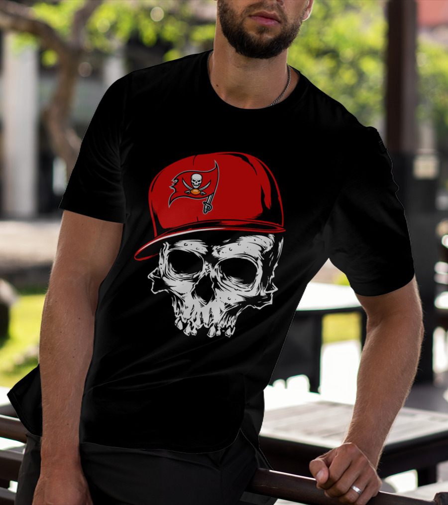 Tampa Bay Buccaneers Skull With Red Cap And Pirate Flag T-Shirt