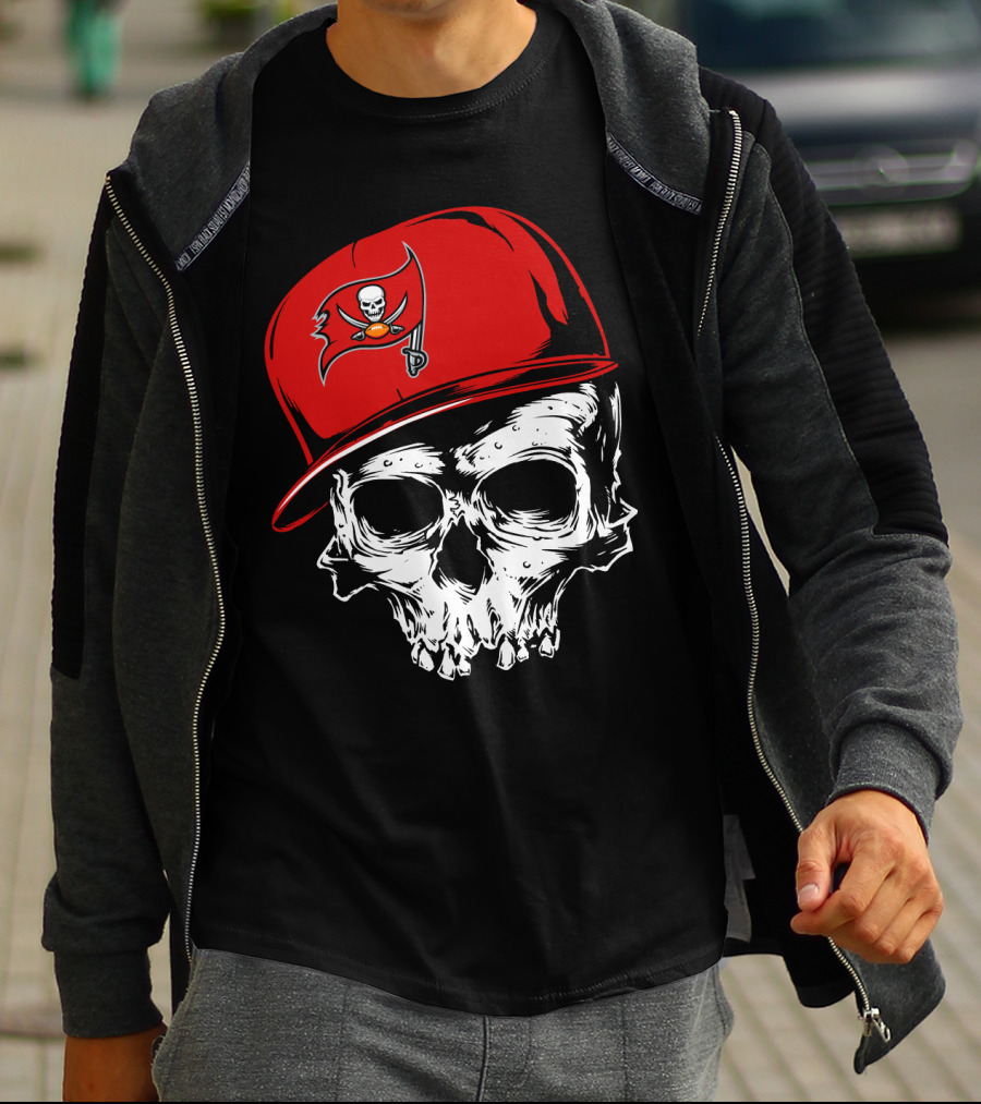 Tampa Bay Buccaneers Skull With Red Cap And Pirate Flag T-Shirt