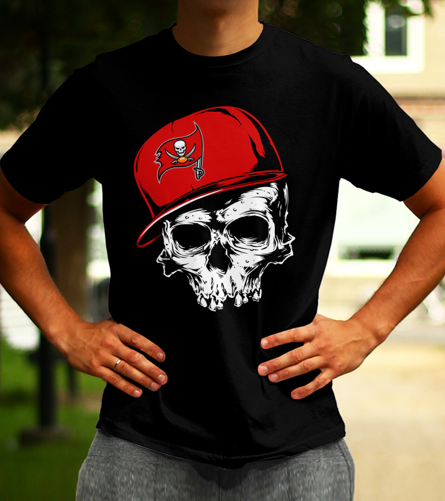 Tampa Bay Buccaneers Skull With Red Cap And Pirate Flag T-Shirt