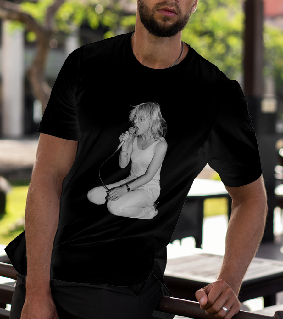 Blondie Lead Singer Onstage Kneeling Performance T-Shirt
