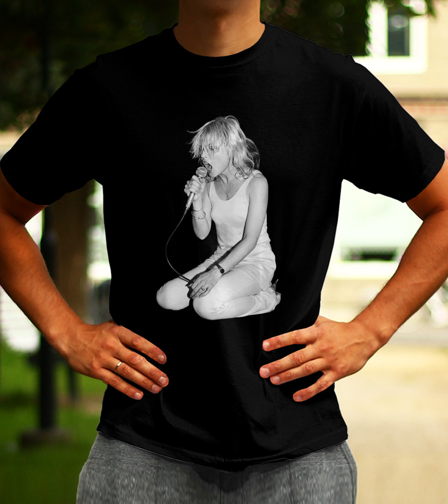 Blondie Lead Singer Onstage Kneeling Performance T-Shirt