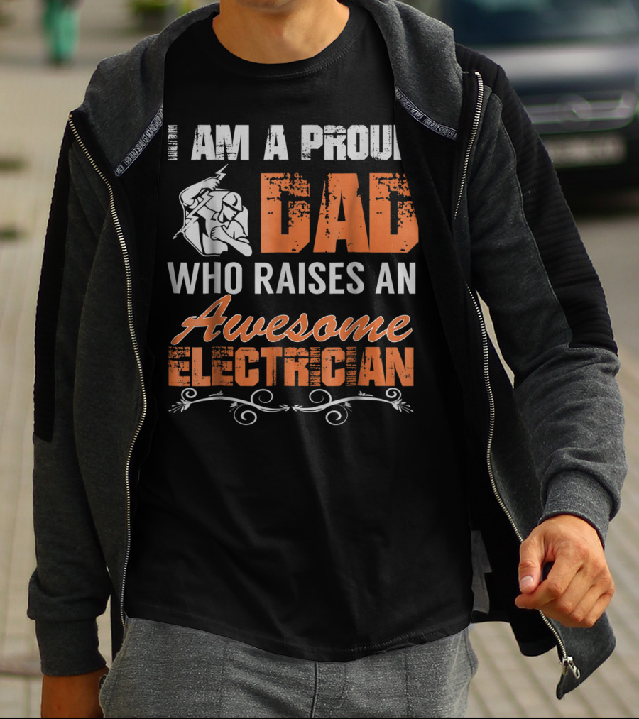 I AM A PROUD DAD WHO RAISES AN AWESOME ELECTRICIAN T-Shirt