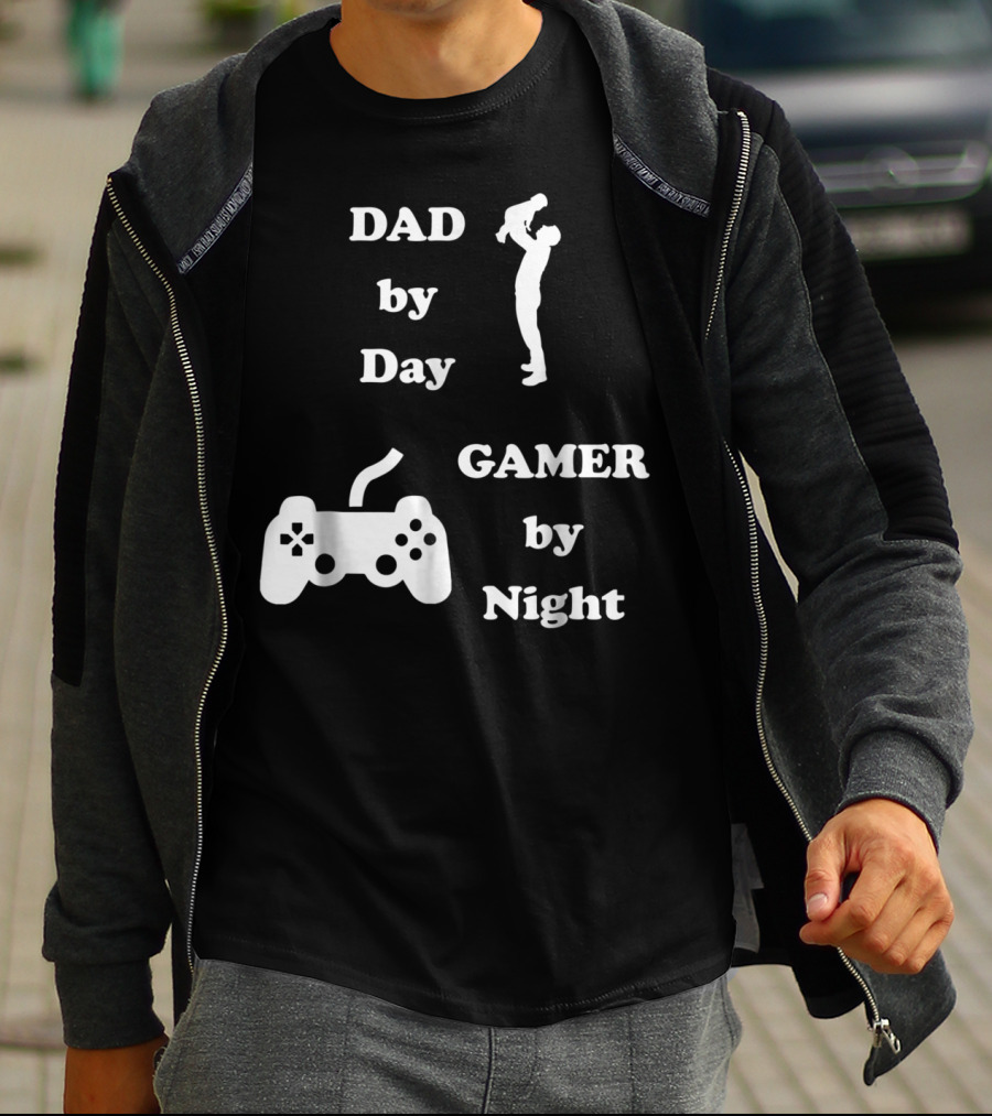 DAD By Day GAMER By Night Gamer Dad Controller T-Shirt