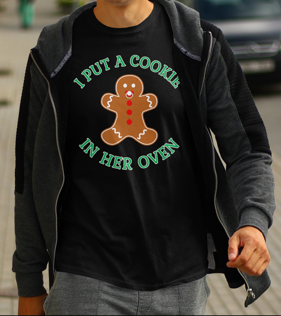 I Put A Cookie In Her Oven Christmas Pregnancy Baby Reveal Pregnant Dad T-Shirt