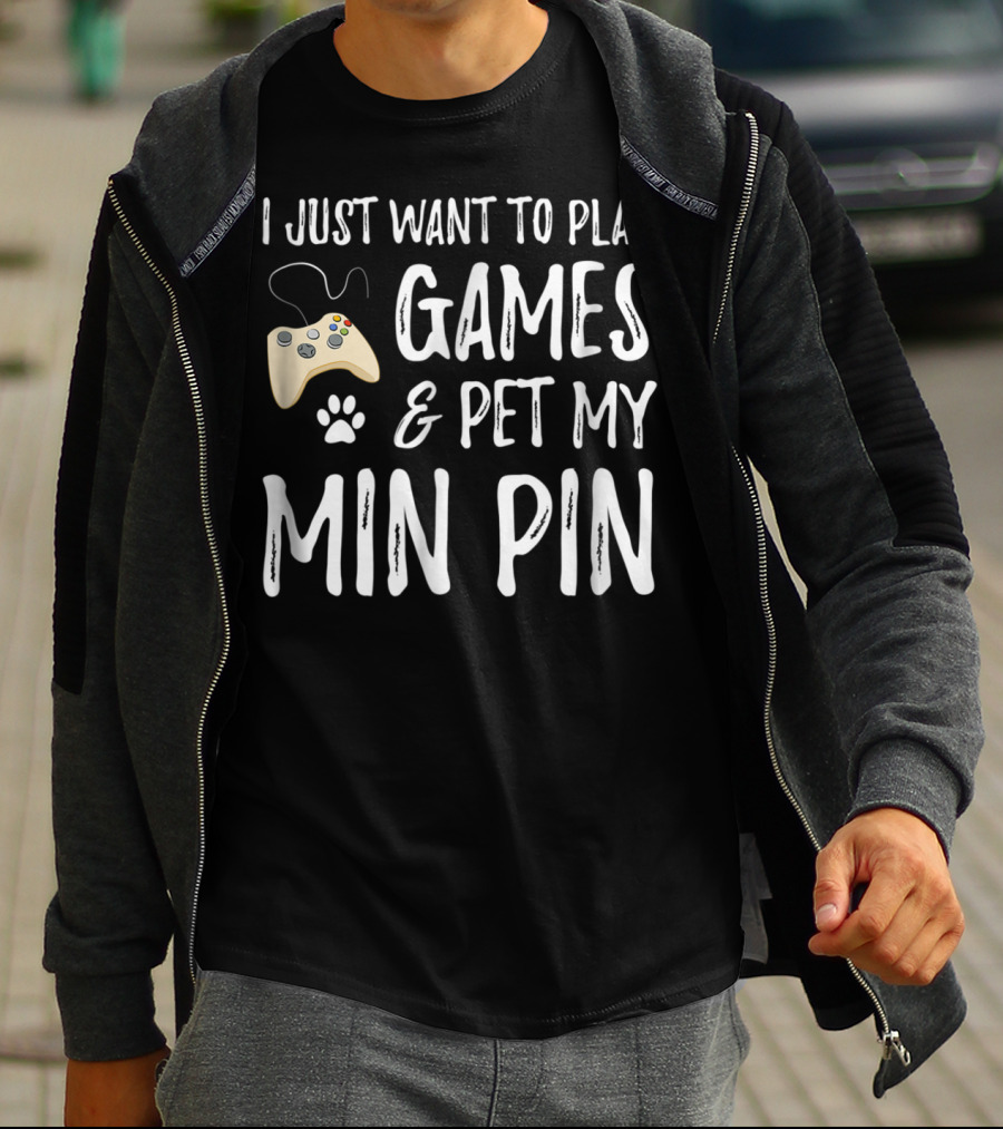 I Just Want To Play Games And Pet My Min Pin Dog Lover Gamer For Miniature Pinscher Dog Mom77 T-Shirt