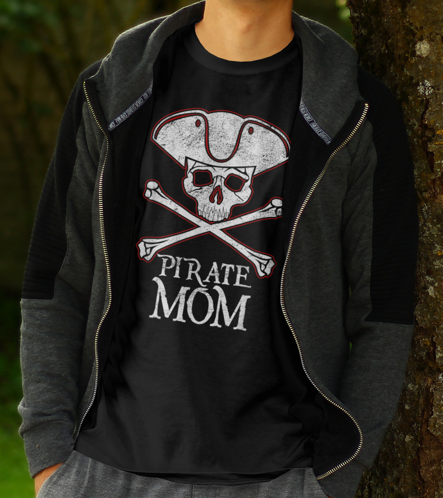 PIRATE MOM Skull Crossbones Halloween Captain T-Shirt