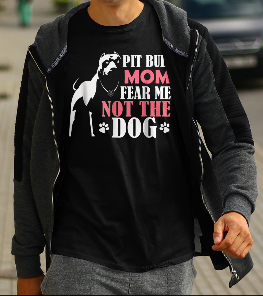 Pit Bull Mom Fear Me Not The Dog With Paw Prints And Necklace T-Shirt