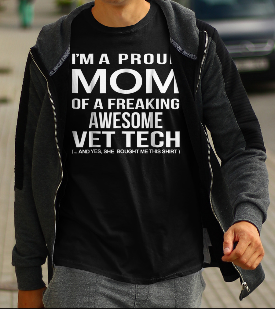 I'M A PROUD MOM OF A FREAKING AWESOME VET TECH T-Shirt
