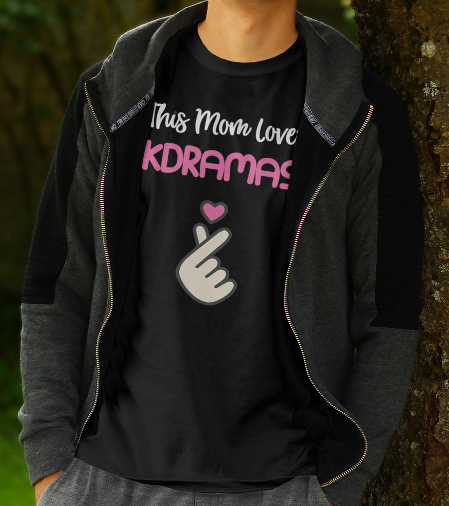 This KPop Mom Loves Kdramas With Heart Hand Gesture T-Shirt