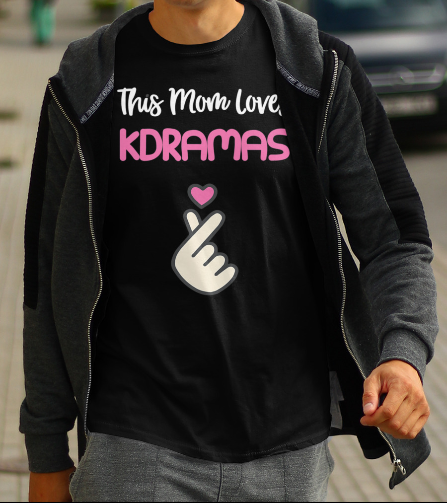This KPop Mom Loves Kdramas With Heart Hand Gesture T-Shirt