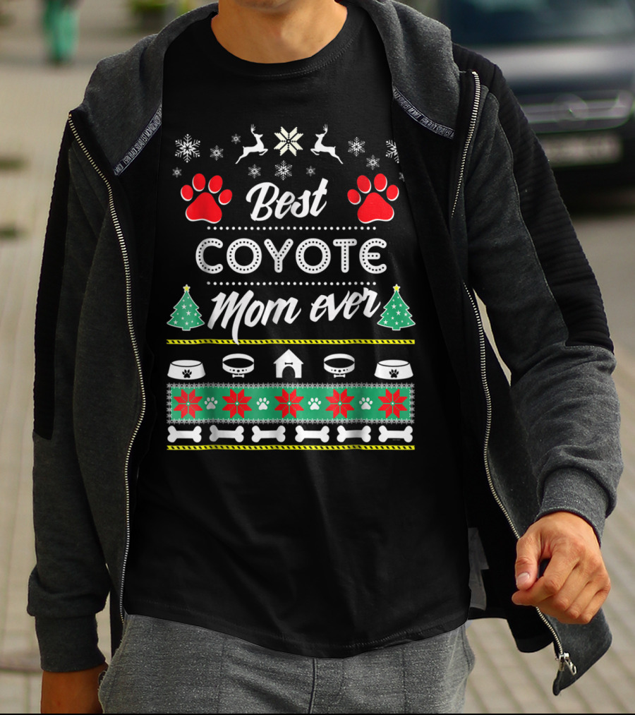 Best Coyote Mom Ever Christmas Dog Paw Snowflakes Reindeer T-Shirt