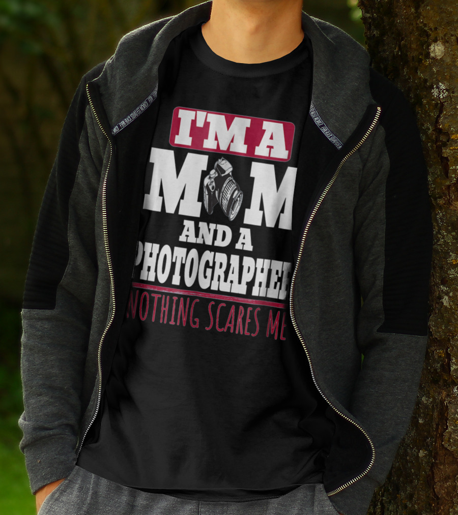 I'm A Mom And A Photographer Nothing Scares Me T-Shirt