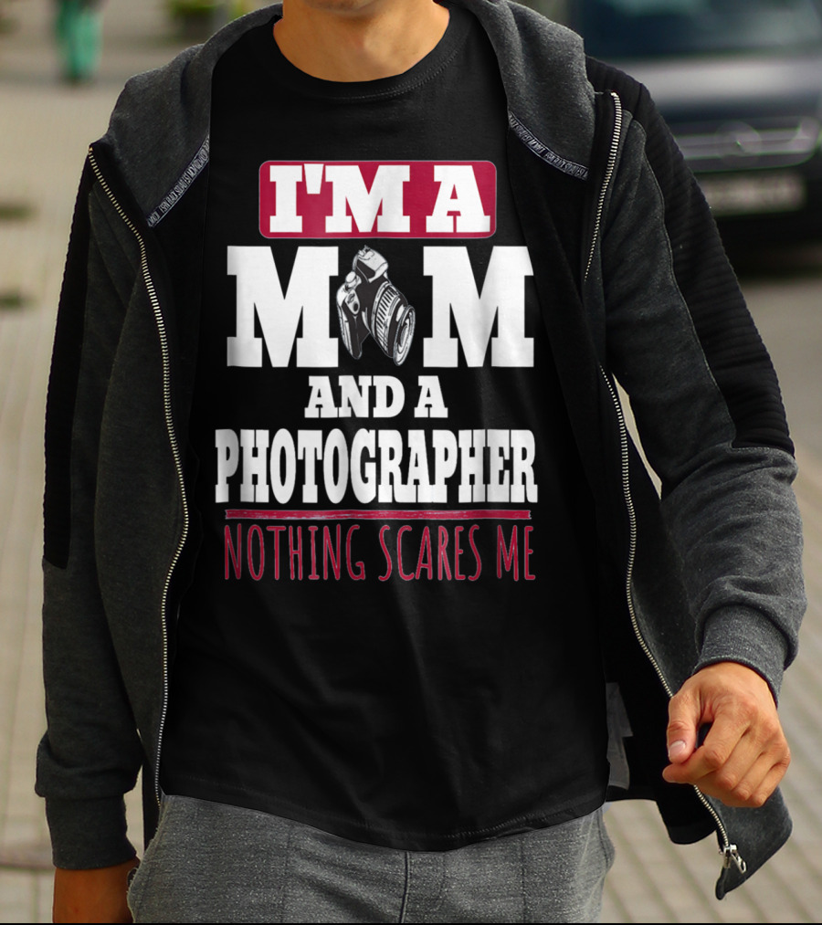 I'm A Mom And A Photographer Nothing Scares Me T-Shirt