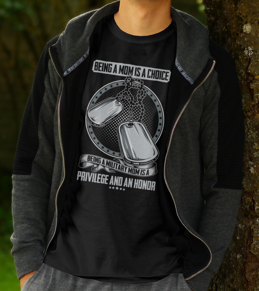 Being A Mom Is A Choice Being A Military Mom Is A Privilege And An Honor Dog Tags T-Shirt