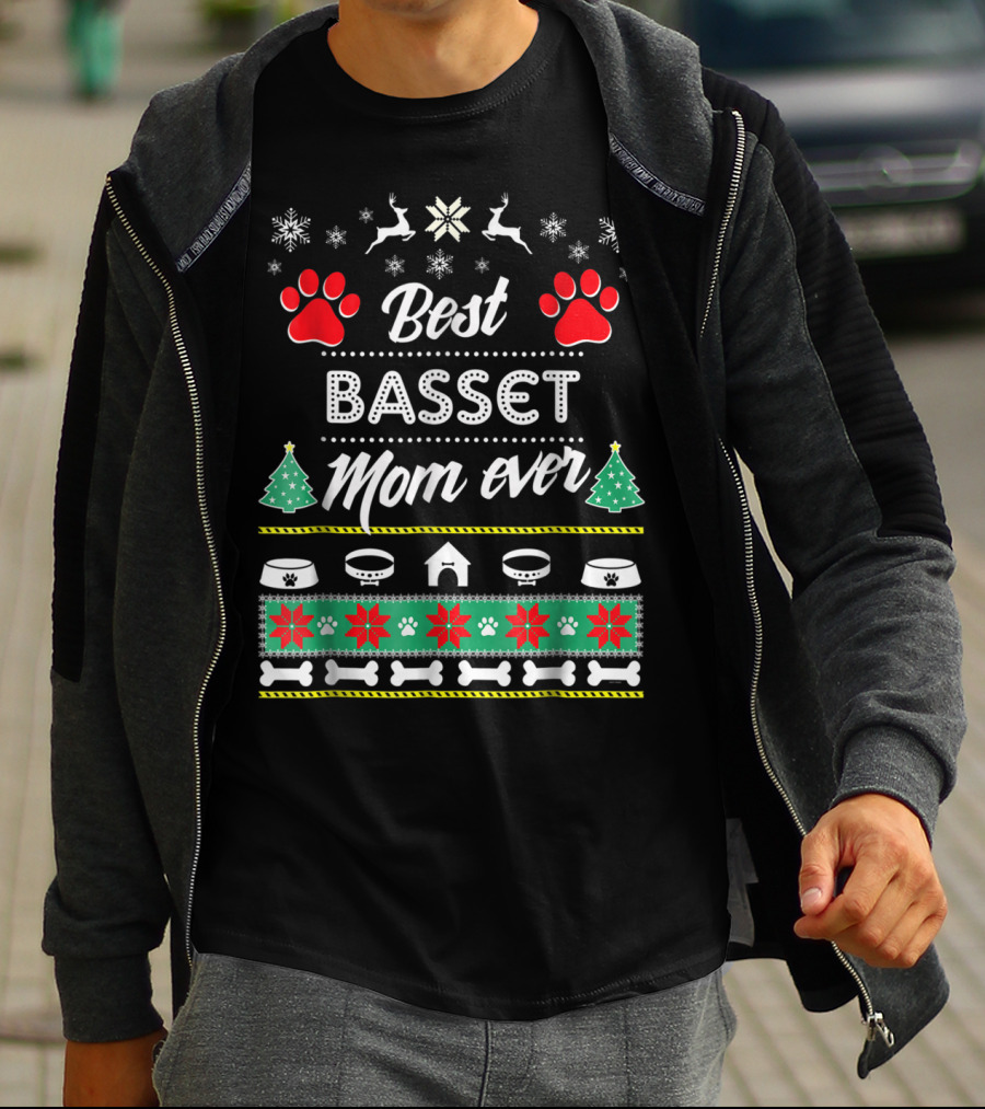 Best Basset Mom Ever Christmas Paw Print Snowflakes Holiday T-Shirt