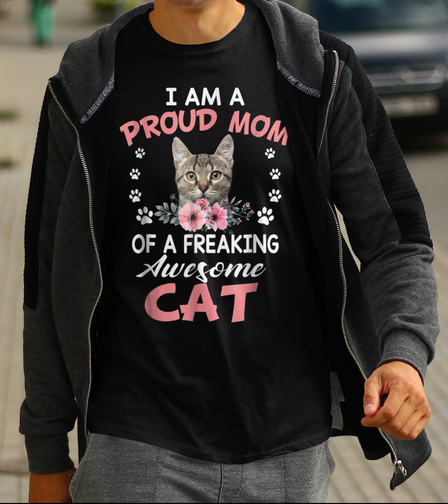 I AM A PROUD MOM OF A FREAKING AWESOME CAT T-Shirt