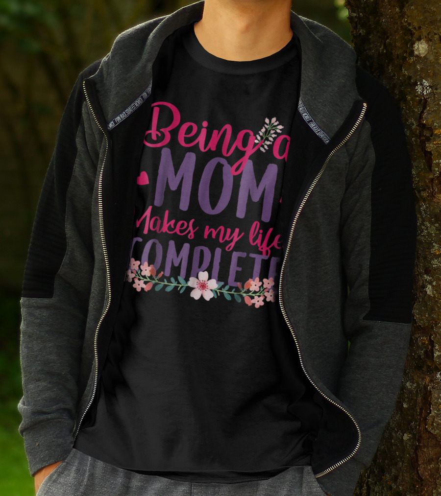 Being A Mom Makes My Life Complete Flower Lover Hearts T-Shirt
