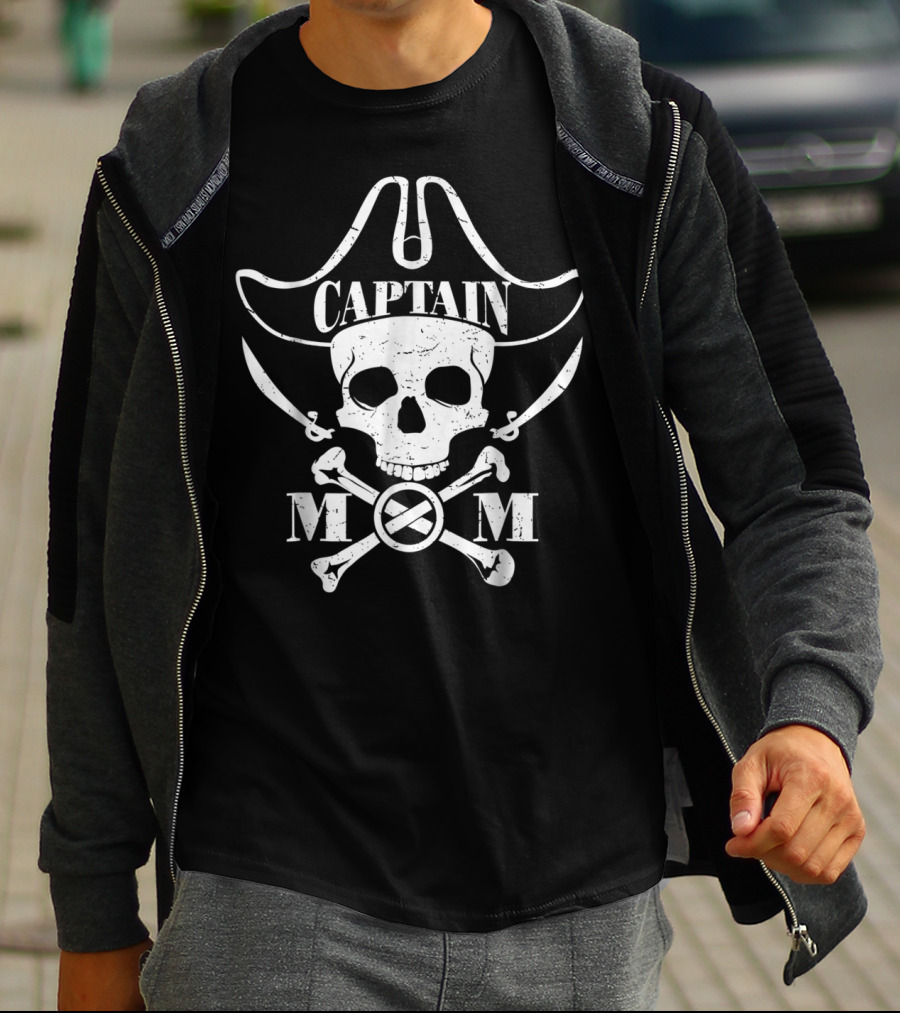 Captain Mom Skull Crossbones Pirate Halloween T-Shirt