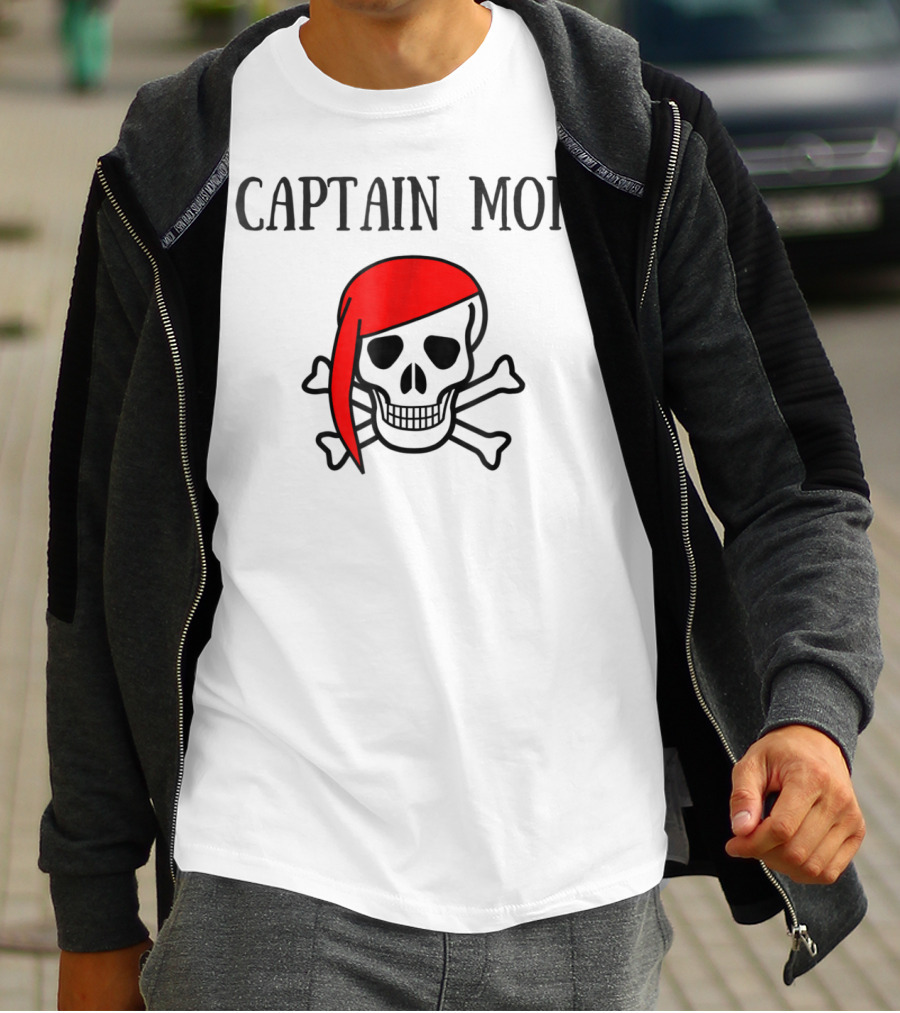 Captain Mom Pirate Skull Red Bandana Halloween Women T-Shirt
