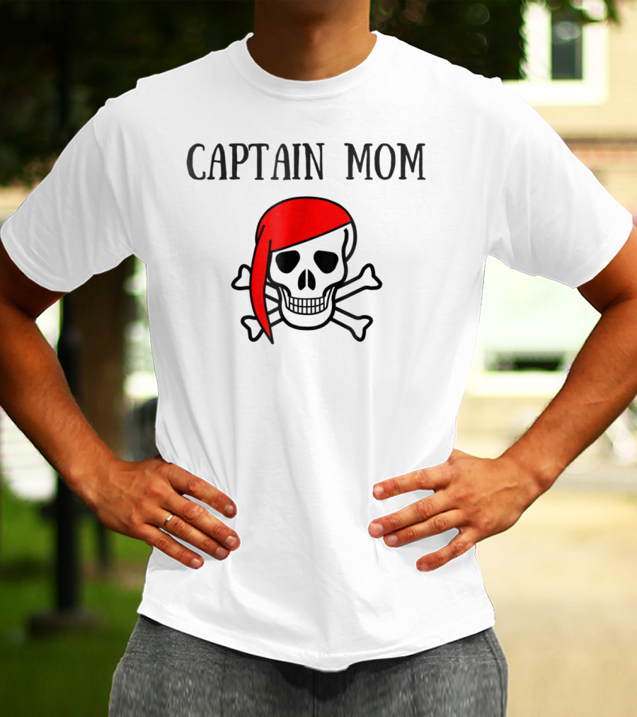 Captain Mom Pirate Skull Red Bandana Halloween Women T-Shirt