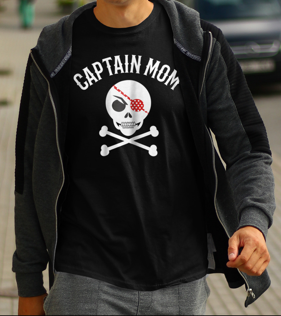 Captain Mom Pirate Skull Crossbones Halloween T-Shirt
