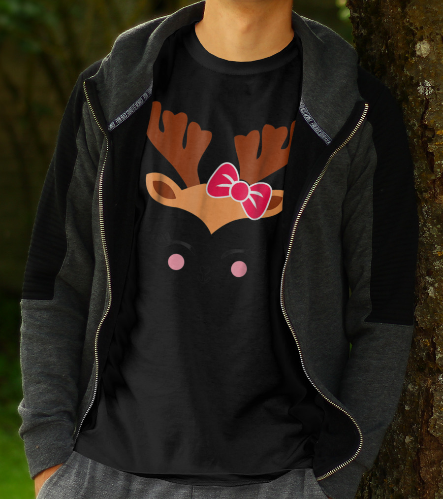 Cute Reindeer With Bow For Awesome Girlfriend Mom Daughter T-Shirt
