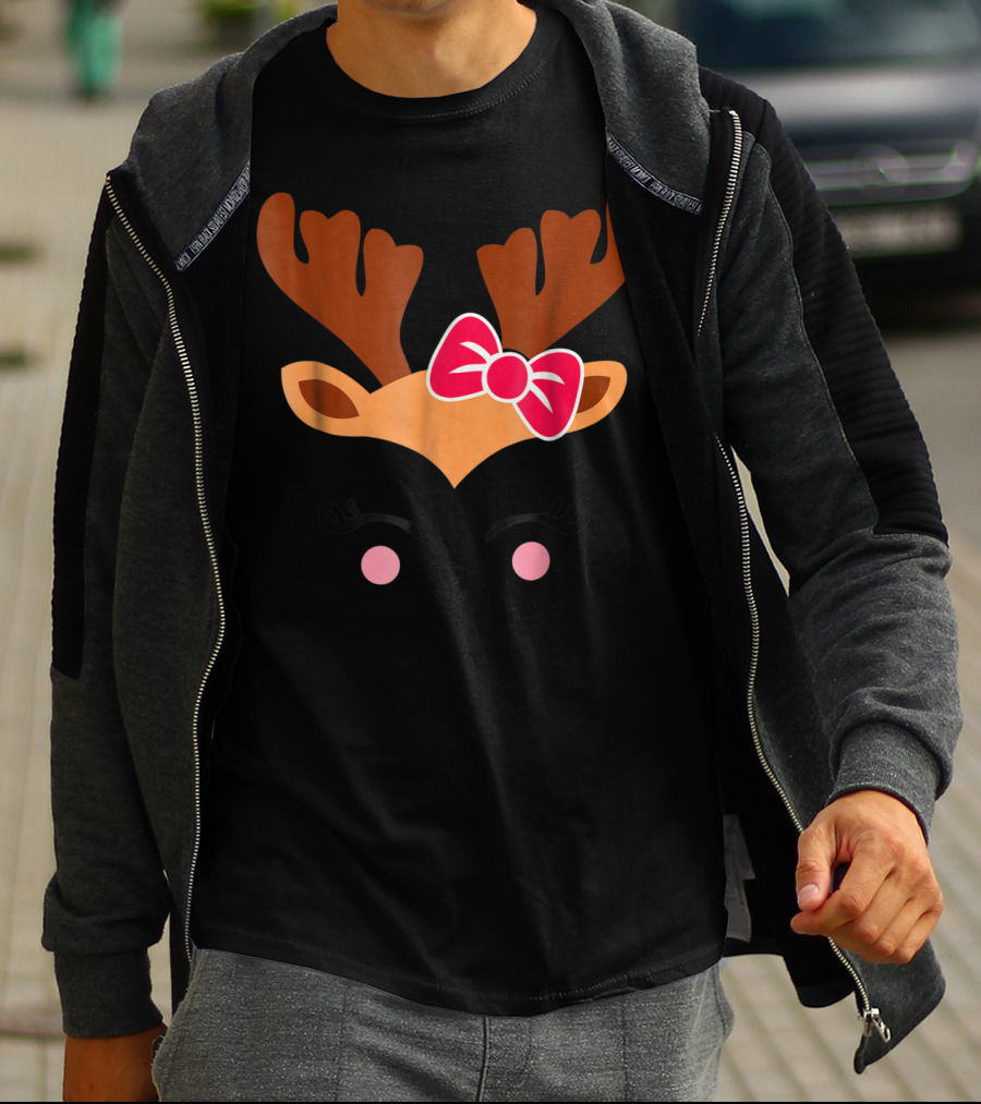 Cute Reindeer With Bow For Awesome Girlfriend Mom Daughter T-Shirt