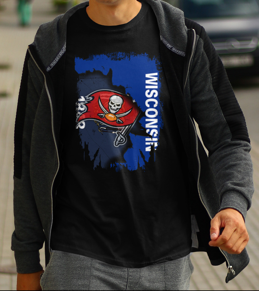 Wisconsin State With Buccaneers Skull Flag 1976 T-Shirt