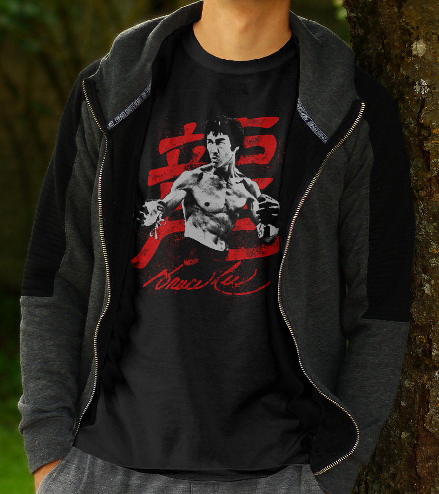 Bruce Lee Fighting Pose With Red Kanji Background T-Shirt