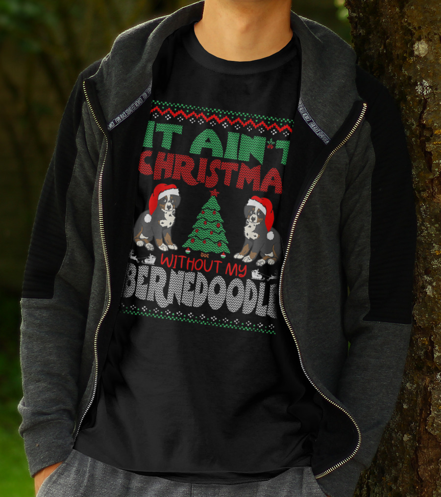 IT AIN'T CHRISTMAS WITHOUT MY BERNESE MOUNTAIN DOG CROSS BREED WEARING SANTA HAT AND CHRISTMAS TREE T-Shirt