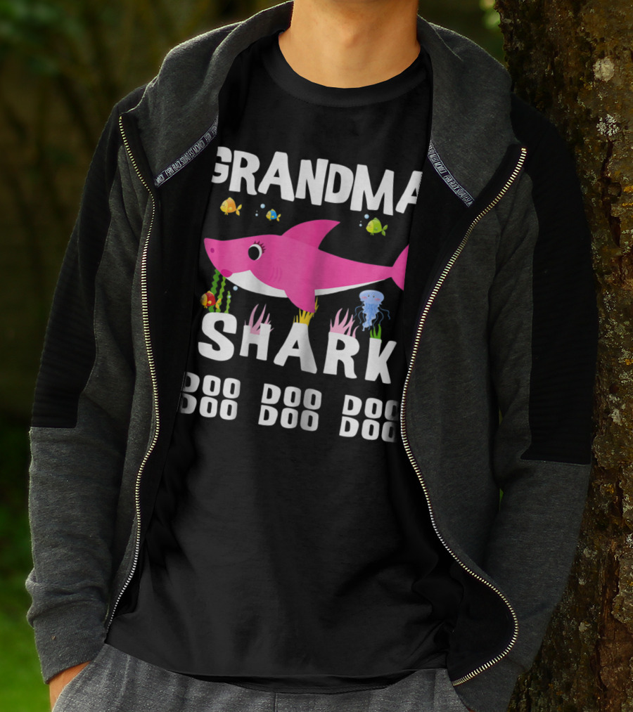 Grandma Shark Doo Doo Doo Mothers Pink Cartoon Fish Sea Creatures T-Shirt