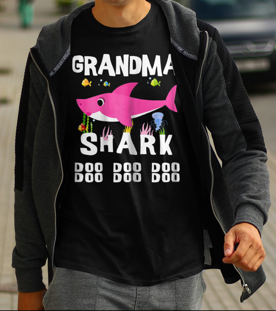 Grandma Shark Doo Doo Doo Mothers Pink Cartoon Fish Sea Creatures T-Shirt