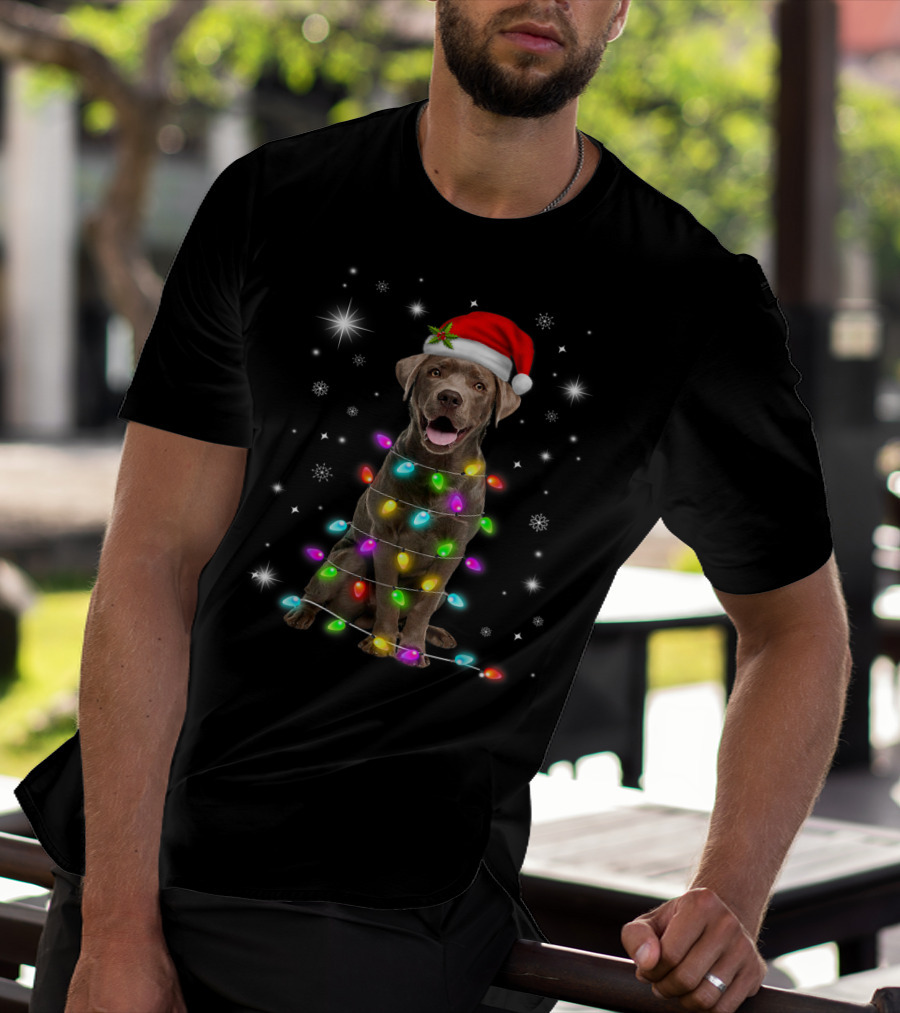 Chocolate Labrador Santa Hat Christmas Lights Snowflakes T-Shirt