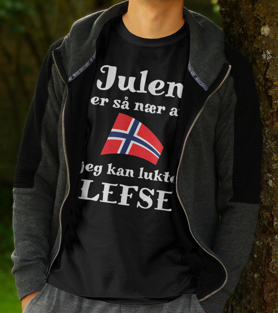 Julen Er Så Nær At Jeg Kan Lukte Lefse Norwegian Flag T-Shirt