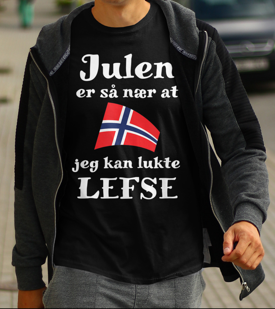 Julen Er Så Nær At Jeg Kan Lukte Lefse Norwegian Flag T-Shirt