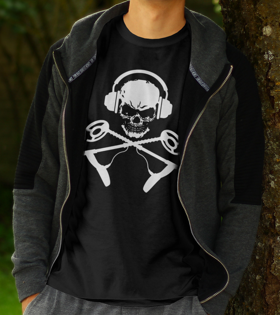 Skull Crossbones Headphones Metal Detecting T-Shirt