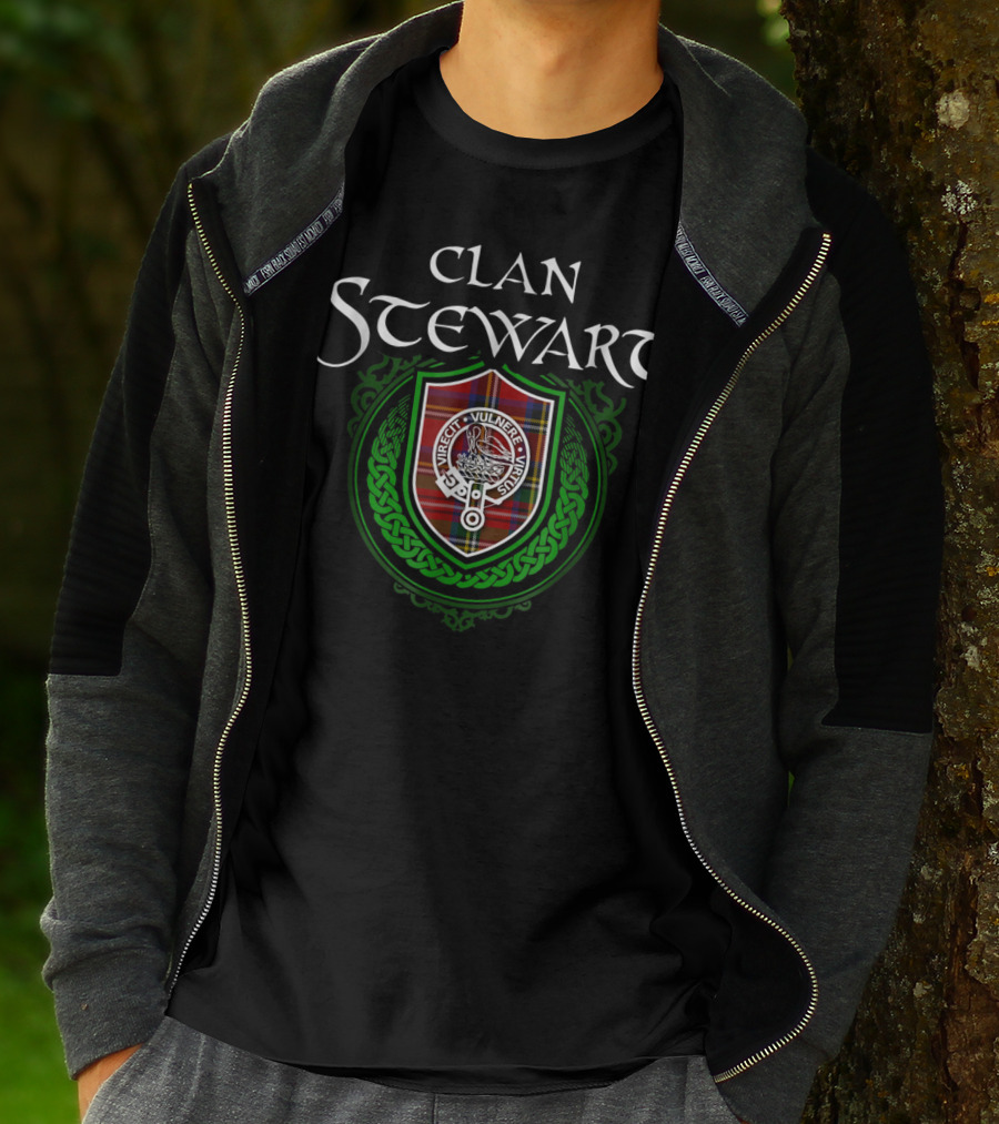 Clan Stewart Scottish Tartan Crest Badge With Gaelic Motto T-Shirt