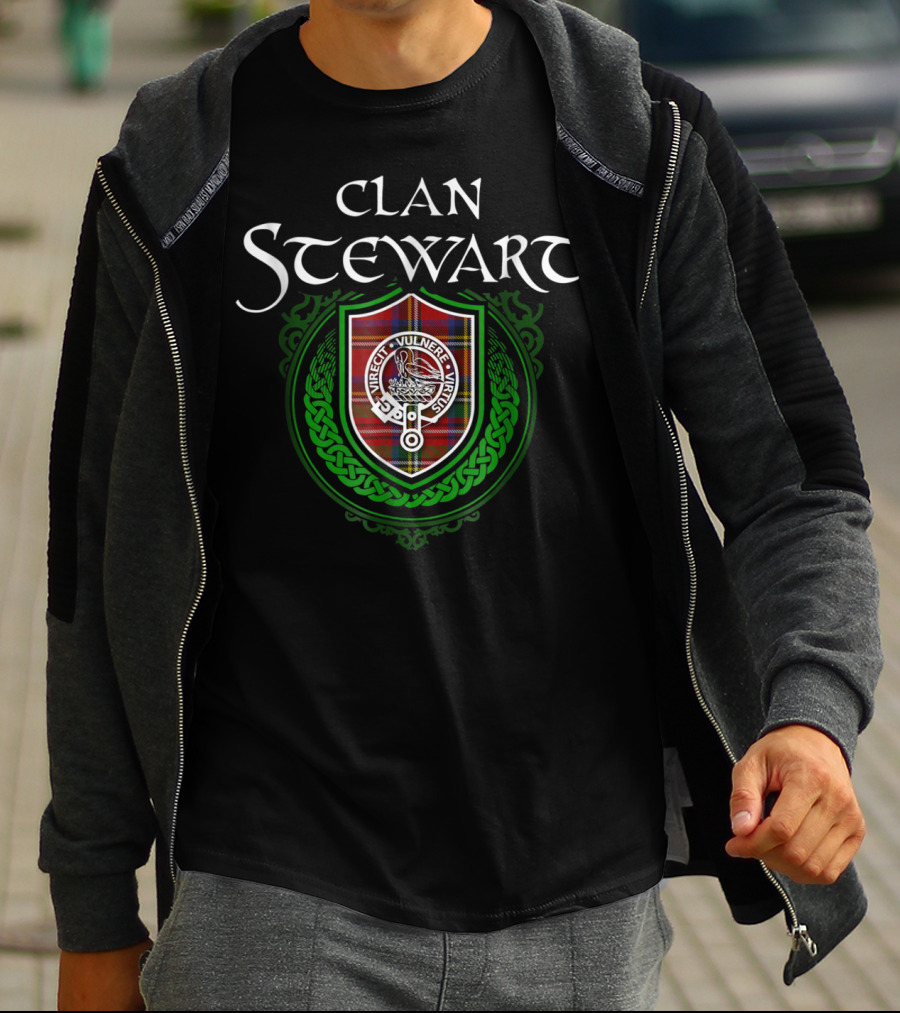 Clan Stewart Scottish Tartan Crest Badge With Gaelic Motto T-Shirt
