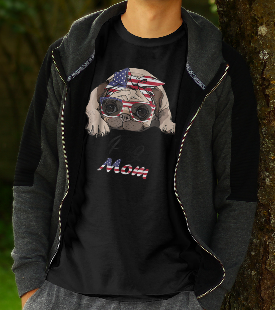 Pug Mom American Flag Bandana And Glasses T-Shirt