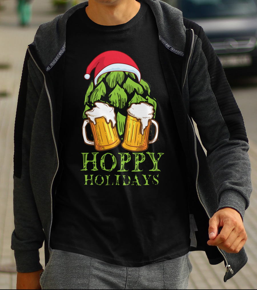 Hoppy Holidays Funny Christmas Craft Beer Hops With Santa Hat And Beer Mugs T-Shirt