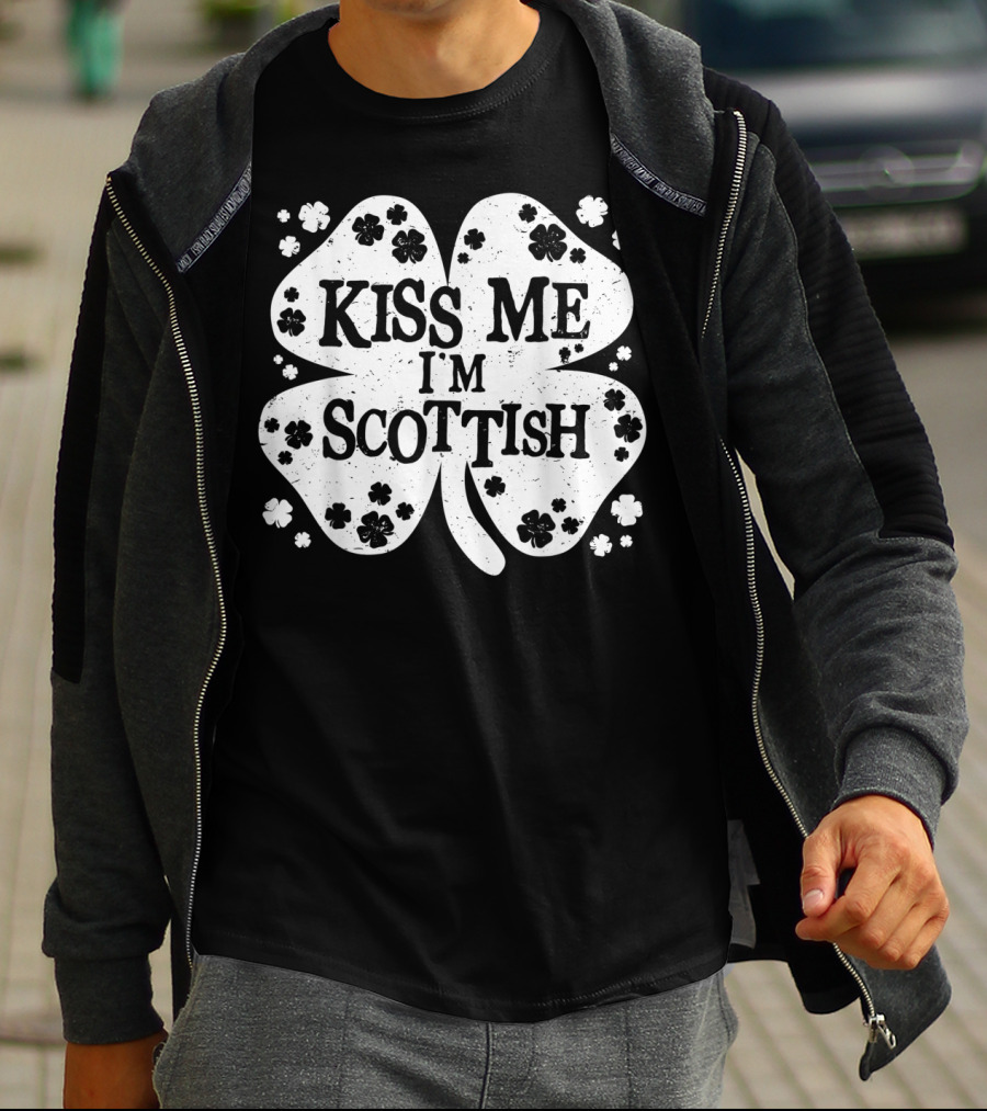 Kiss Me I'm Scottish Shamrock St Patricks Day Scotland T-Shirt
