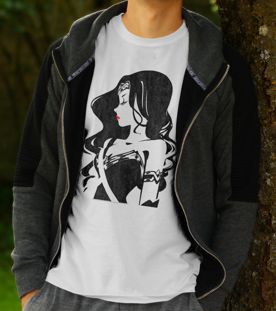 Justice League Wonder Woman Profile Silhouette With Red Lips T-Shirt