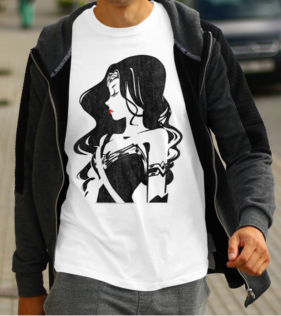 Justice League Wonder Woman Profile Silhouette With Red Lips T-Shirt