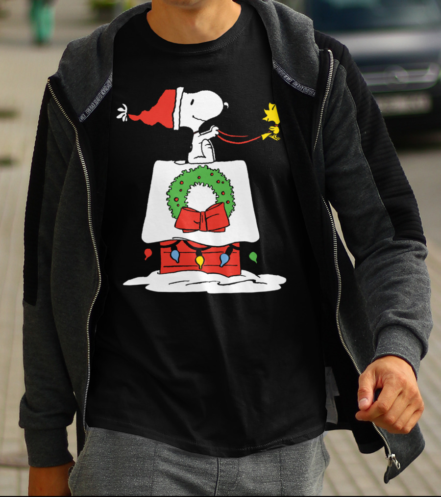 Peanuts Snoopy Santa Woodstock Christmas Wreath Doghouse Lights T-Shirt
