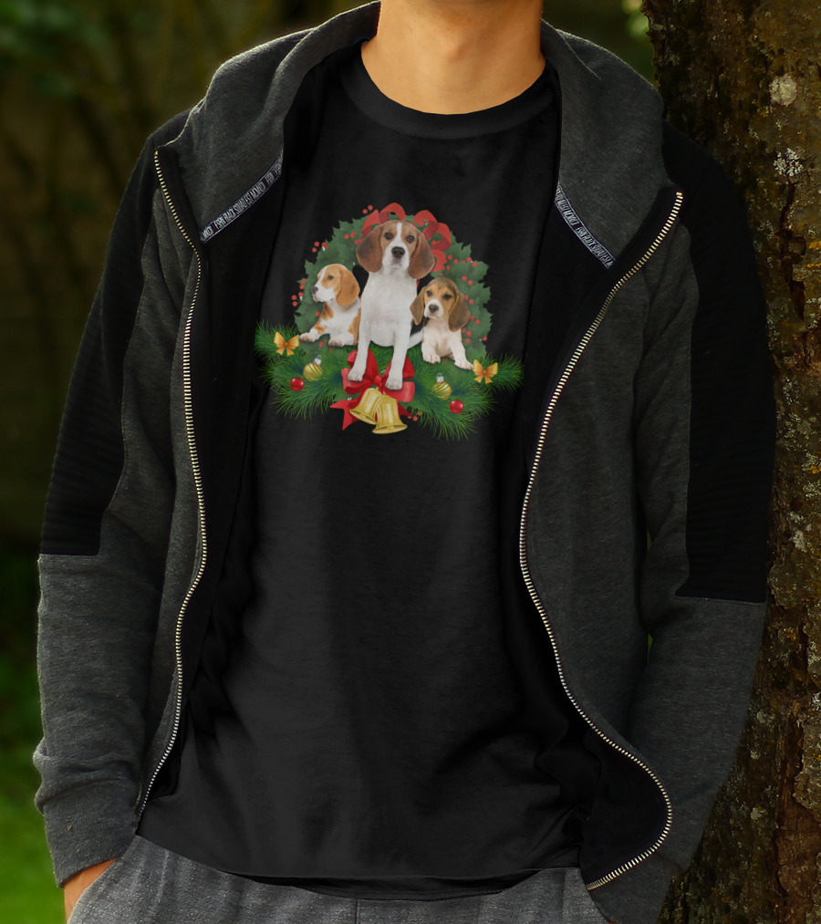 Beagle Christmas Wreath With Holly Berries And Bells T-Shirt