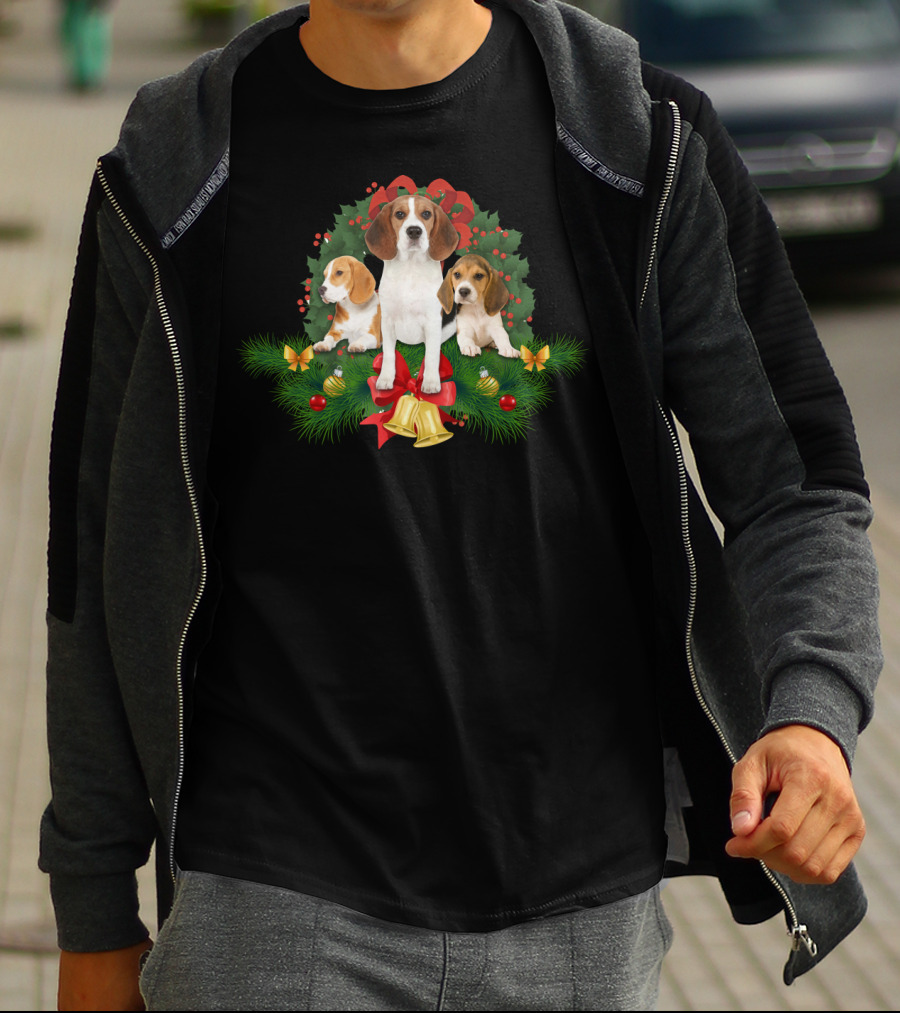 Beagle Christmas Wreath With Holly Berries And Bells T-Shirt