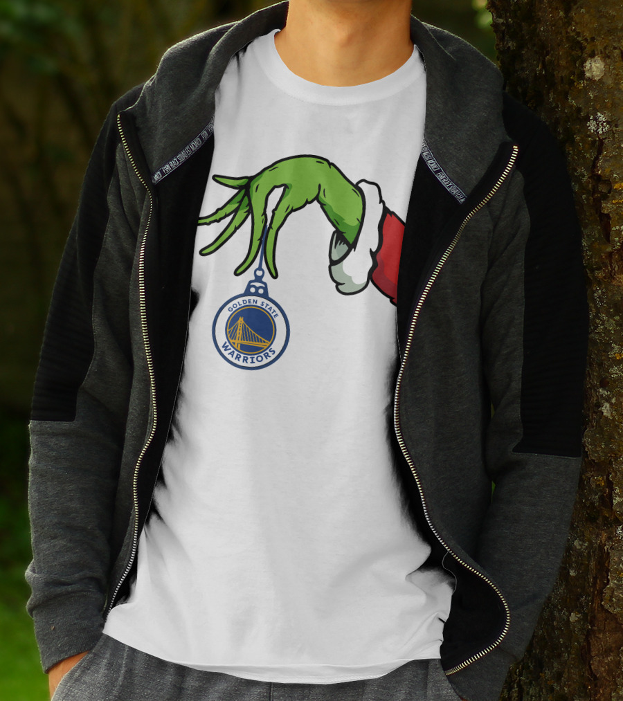 The Grinch Hand Holding Golden State Warriors T-Shirt