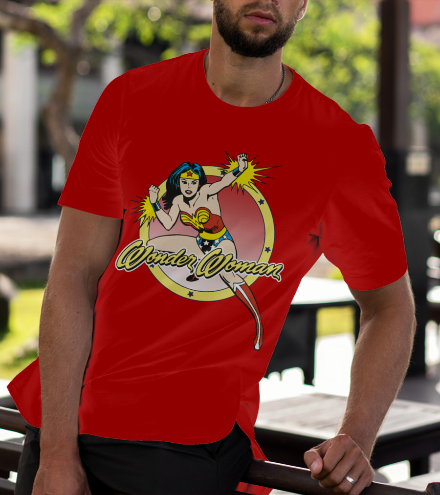 Wonder Woman Dynamic Heroic Pose Comic T-Shirt